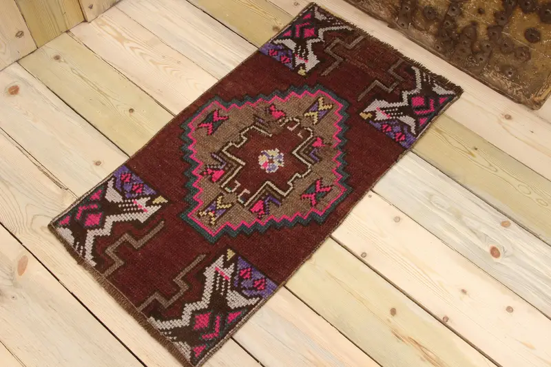 Türkischer Vintage-Teppich, 1,4 x 2,9 Fuß kleiner Teppich, brauner Oushak-Teppich mit Tiermuster - 1