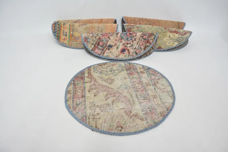 Elegante mantel individual tejido en beige y rojo, accesorio de comedor de 14x14 pulgadas