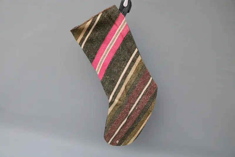 Media navideña rosa festiva, media estampada con adornos marrones