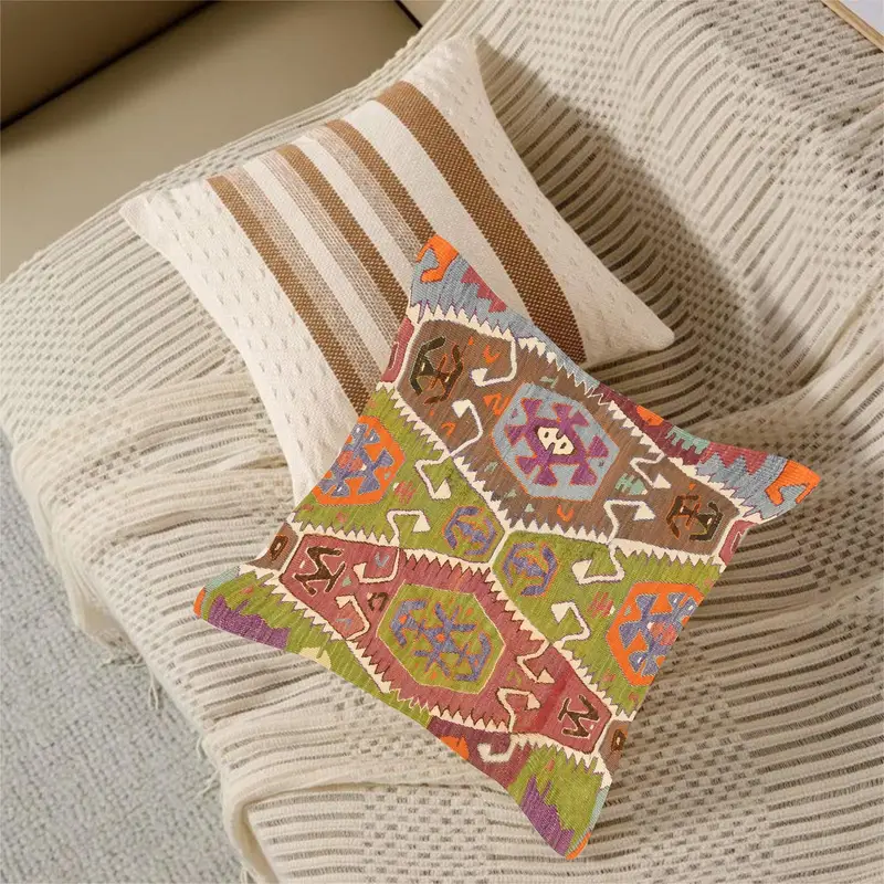 Gesticktes Vintage-Kissen in Grün und Grau, handgefertigtes Dekokissen