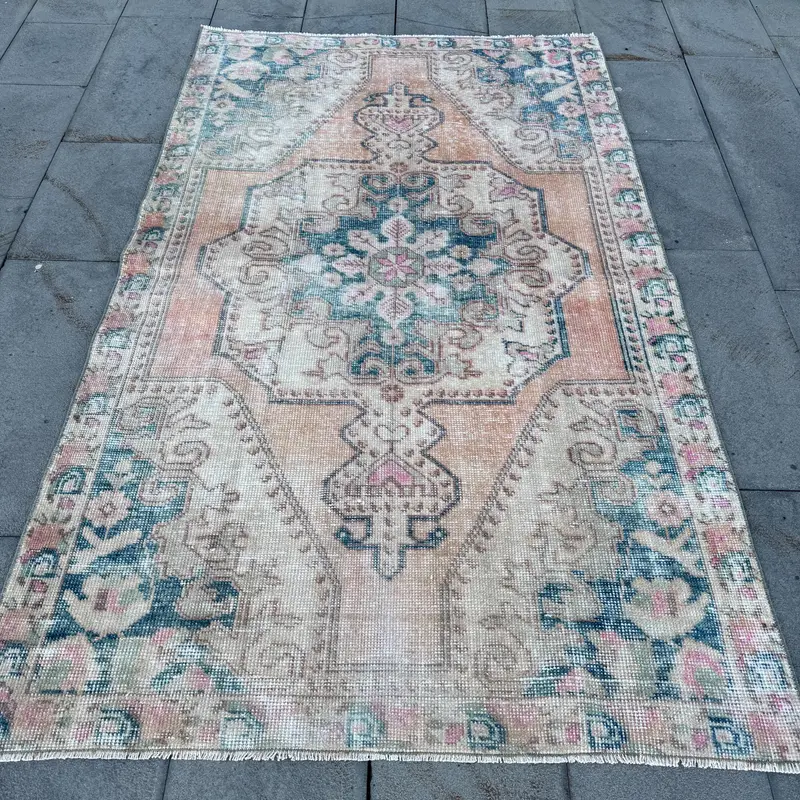 エレガントなピンクのオリエンタルラグ、4.3x7フィート、グリーンアクセント付き