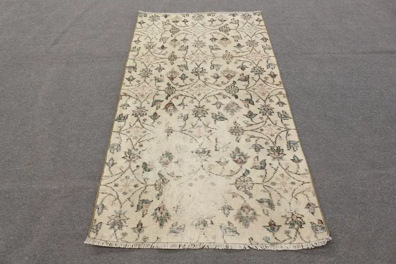 Eleganter beigefarbener Orientteppich, 5,7 x 5,74 Fuß, grüne Akzente