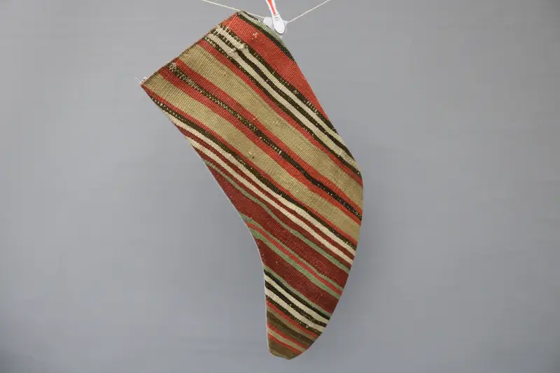 Medias navideñas rojas con adornos verdes, decoración festiva