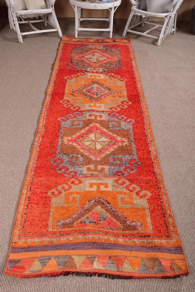 Vintage Türkischer Teppich, 3x10,4 ft Läuferteppich, Rot-Orange-Teppich mit Tiermuster - 1
