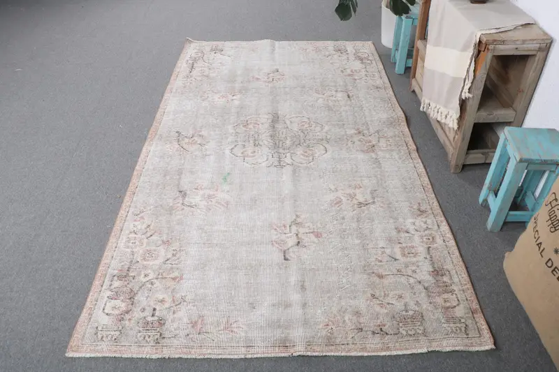 Grauer und orangefarbener Teppich, 4,4 x 7,5 Fuß großes Polka-Dot-Design