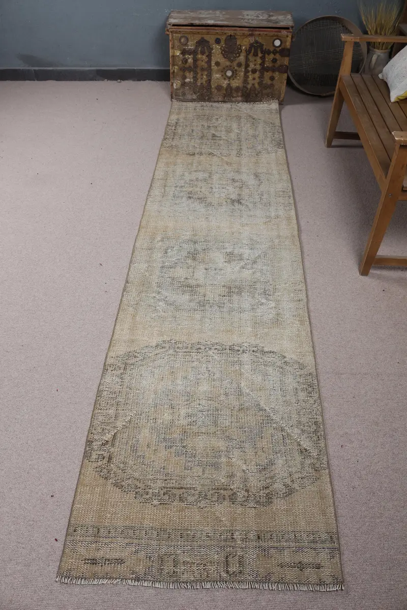 エレガントなベージュ&グリーンラグ、2.5x10フィート、自然をイメージした装飾。