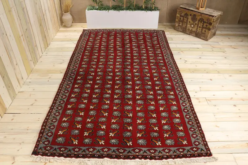 ハンドメイドレッドポルカドットラグ、0.5x10.5フィートグレーアクセント