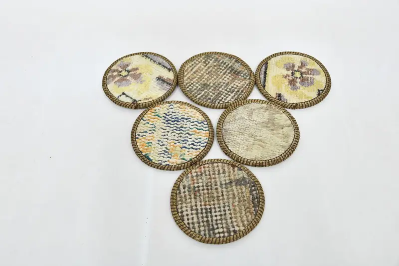 Posavasos elegantes en color beige y verde, manteles elegantes y duraderos.