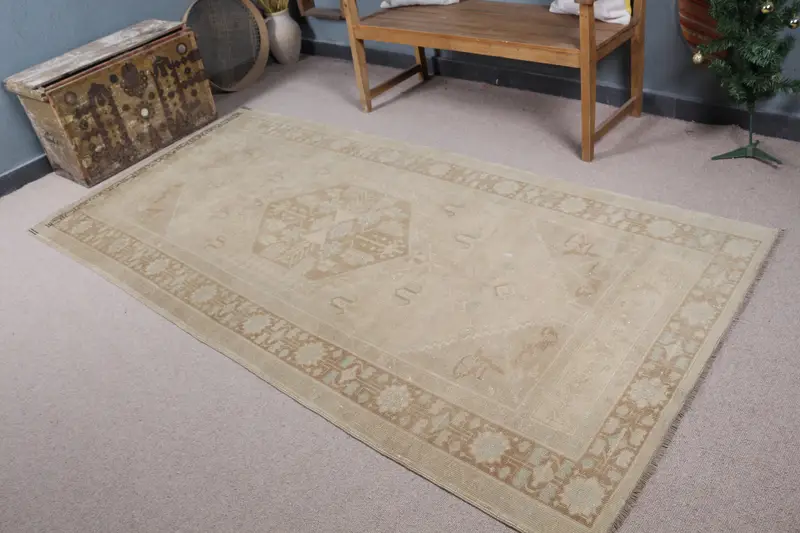 エレガントなベージュのサウスウエスタンラグ、4.3x8.9フィートのシックな装飾