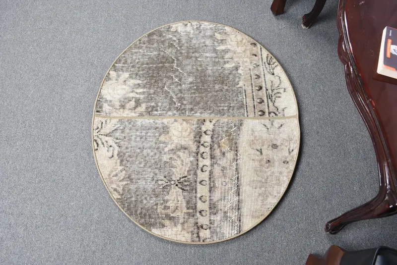 Grauer Südwestteppich, 2,5 x 2,9 Fuß, Beige-Akzent