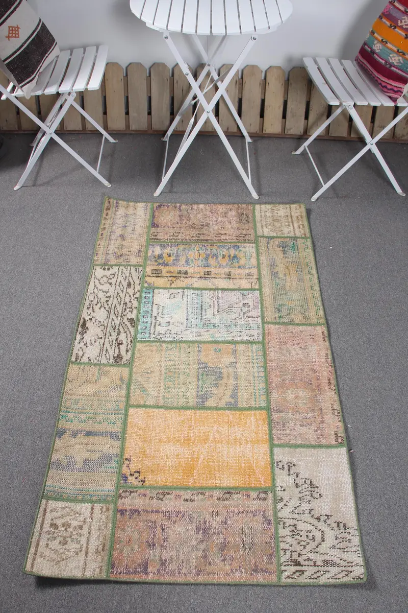 Grüner Südwestteppich, 2,8 x 4,8 Fuß, blaue Akzente