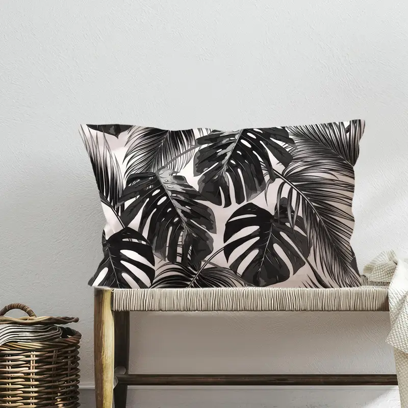 Kissen mit Palmblatt-Aufdruck: Tropische Blätter in Schwarz und Weiß