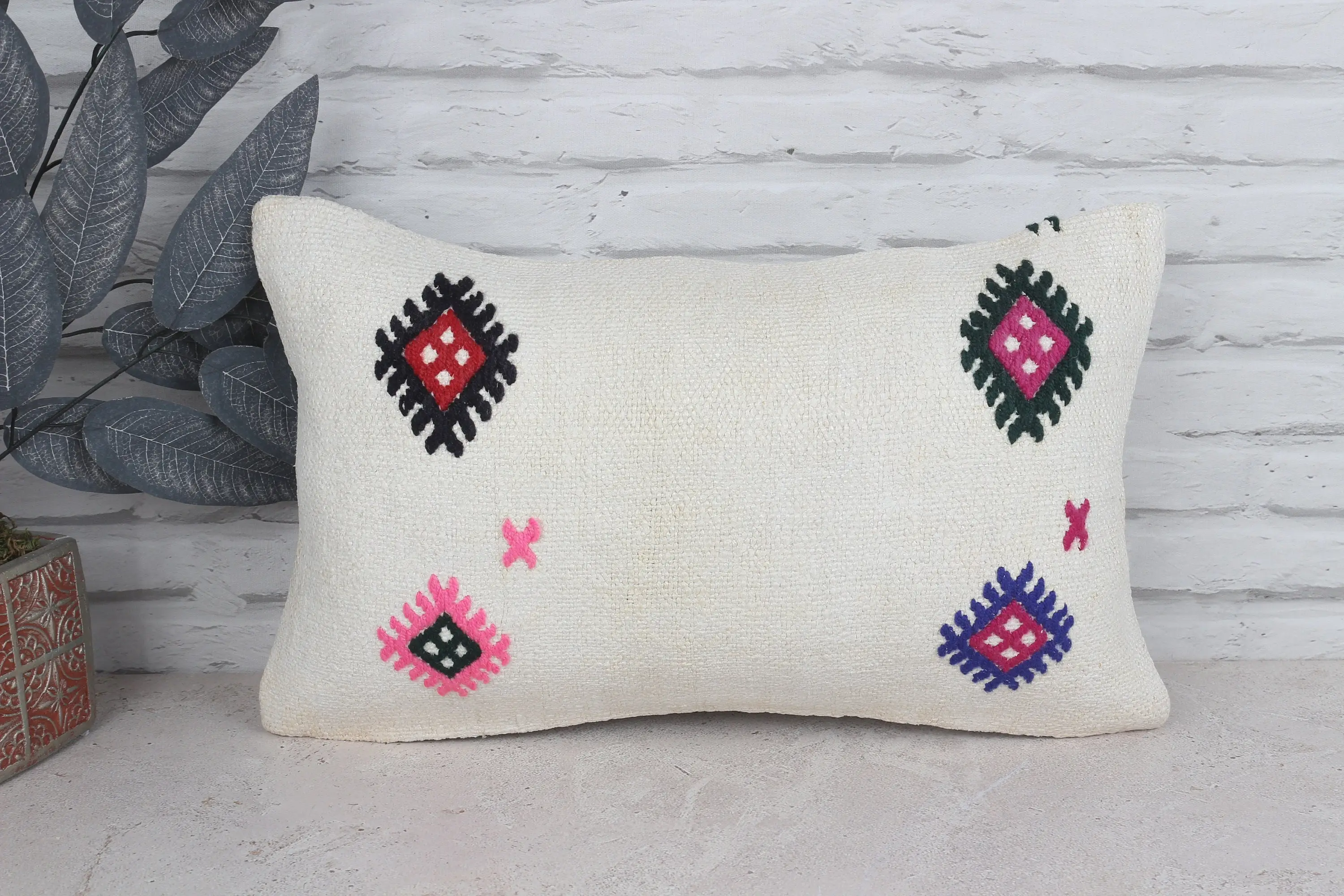 Beyaz ve kırmızı işlemeli yastık, 12x20 inç el yapımı geometrik yastık - 1