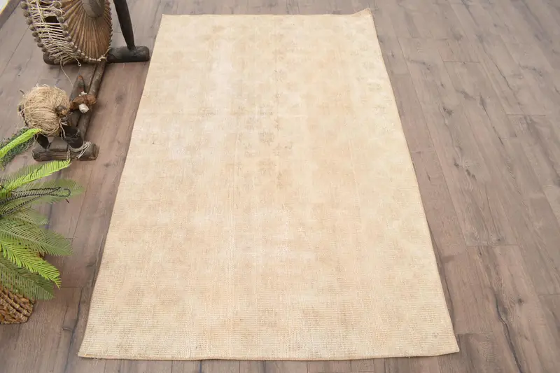 Vintage türkischer Akzentteppich 3,6x5,7 ft, Oushak Beige Wollteppich - 1