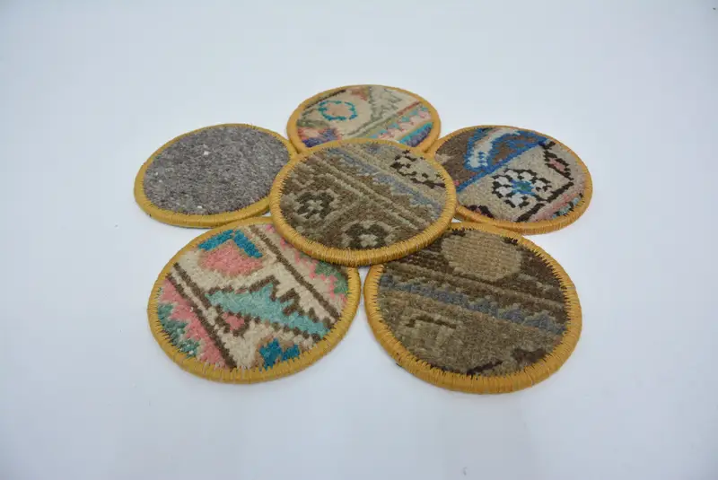 Grüner und brauner gewebter Untersetzer, traditioneller ethnischer Untersetzer