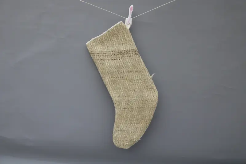 Media navideña beige con adornos blancos, media festiva de 9 pulgadas