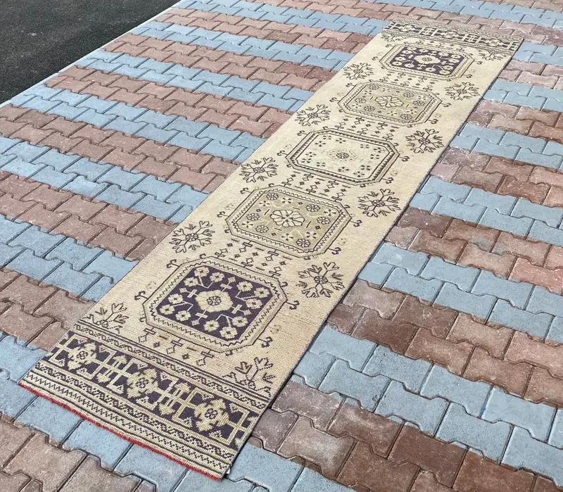 Elegante alfombra beige y azul, 2,8x12 pies floral y geométrica