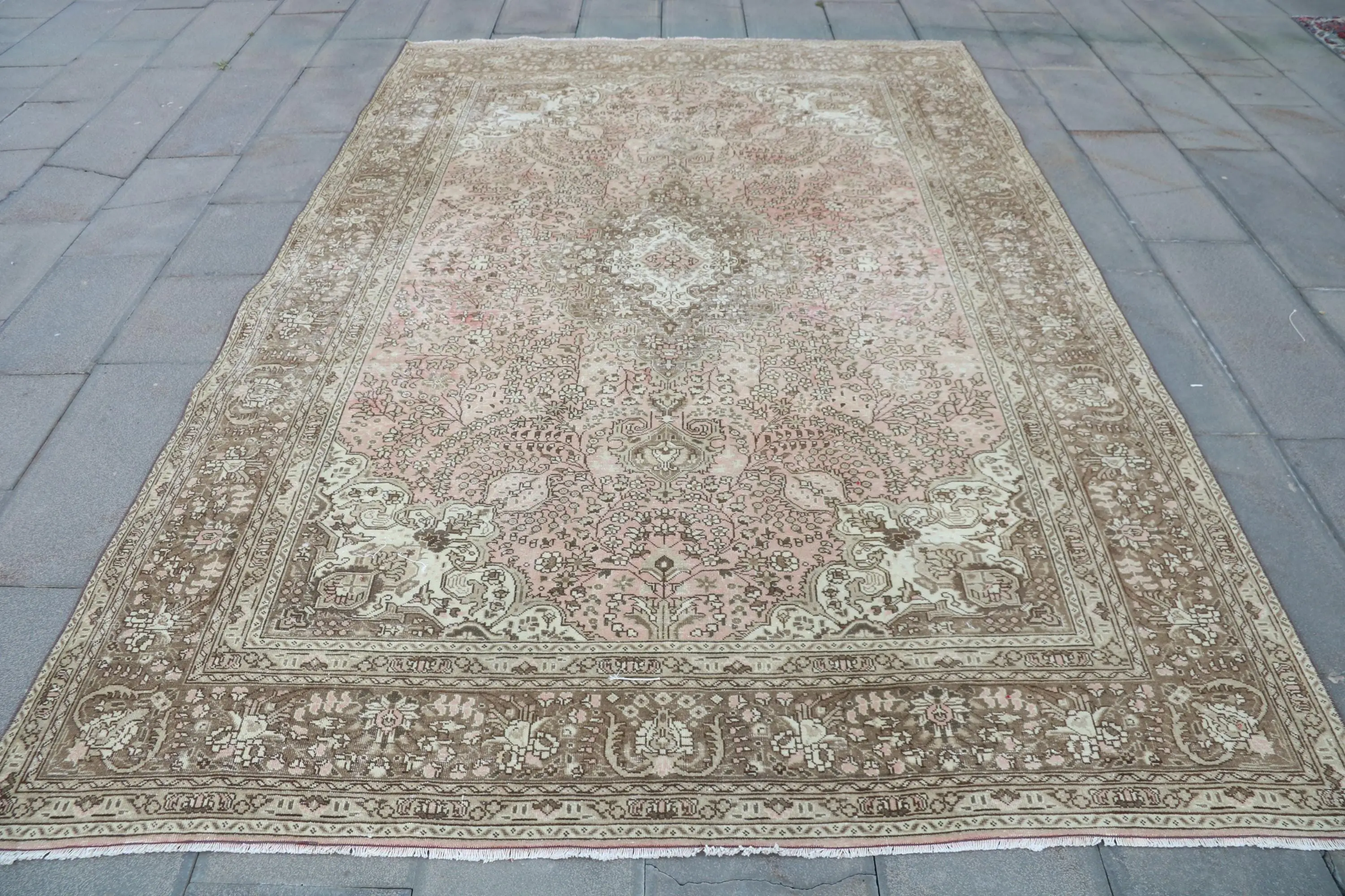 Vintage türkischer Teppich 6,5x9,5 Fuß, brauner Teppich mit Tiermuster - 1
