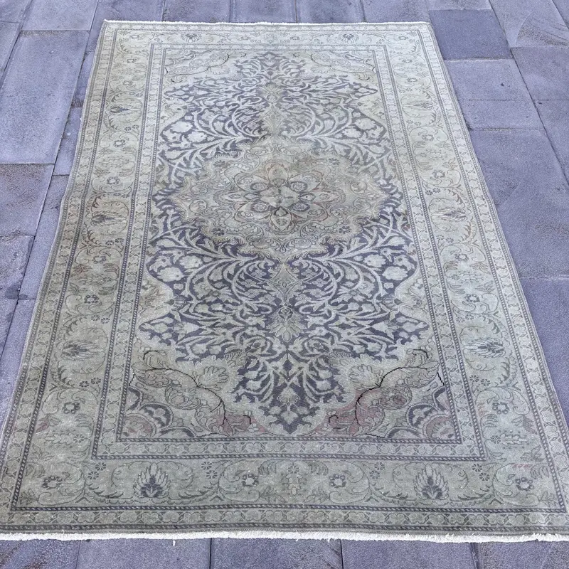 Eleganter orientalischer Teppich in Grün und Blau, 4,8 x 7 Fuß