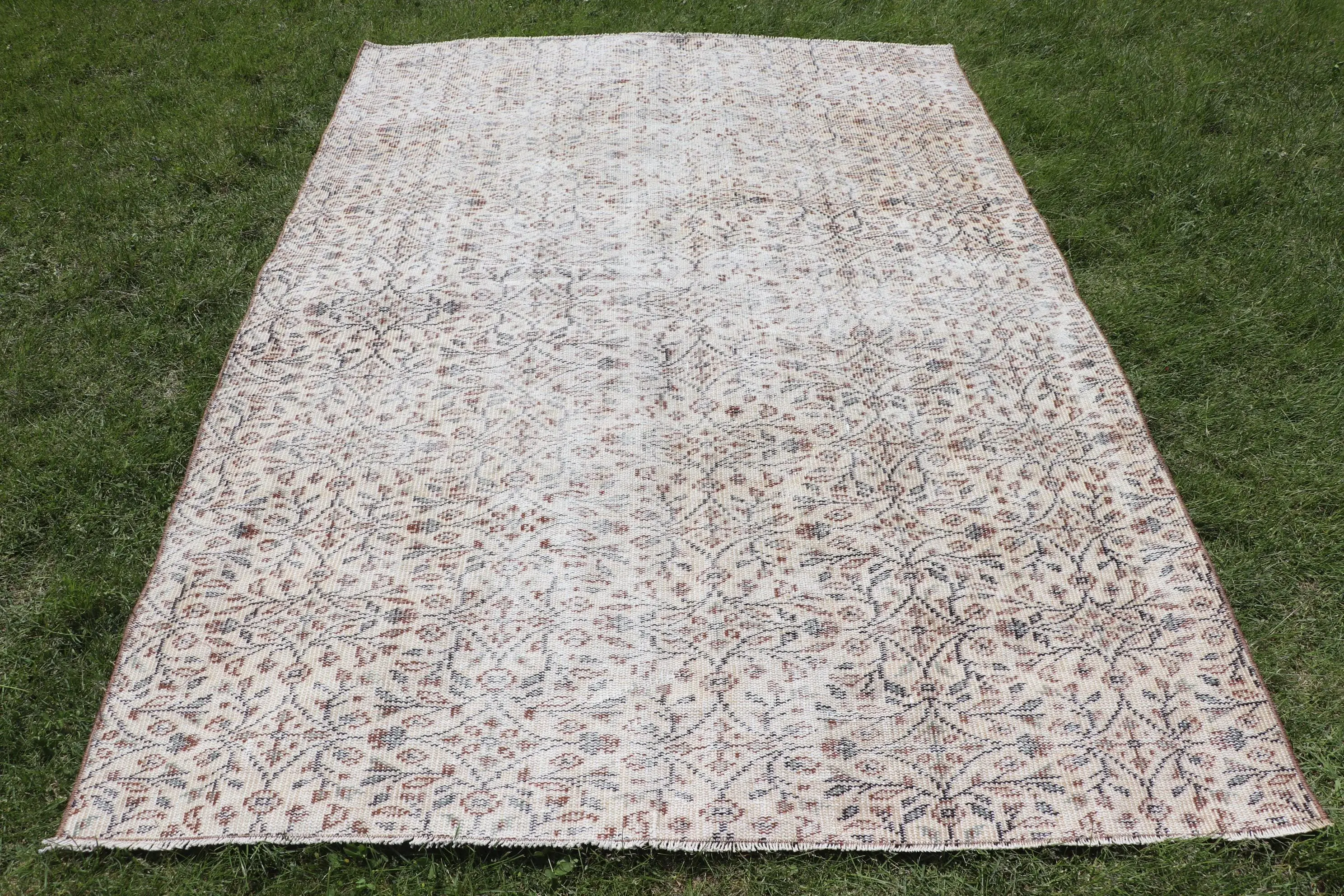Vintage Turkish Rug 5.2x7.3 ft, White Floral Wool Rug - 1