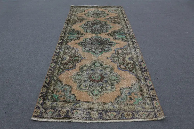 鮮やかなオレンジのラグ、4x9.9フィート、グリーンのアクセント付き