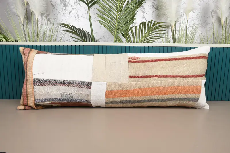 Besticktes rechteckiges Kissen, Patchwork-Kissen in Beige und Rot