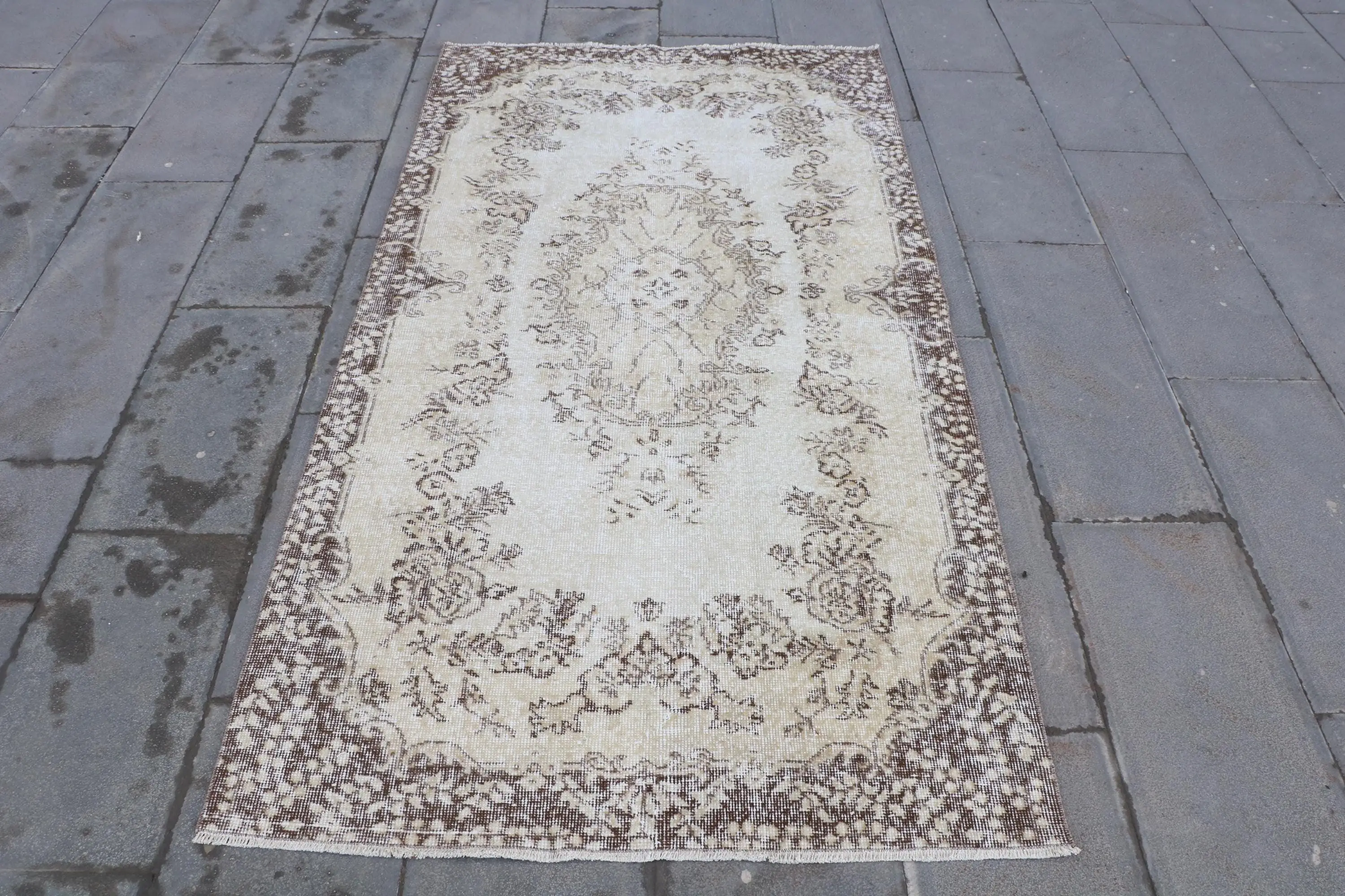 Vintage-Teppich, Fläche 3,6 x 6,8 Fuß, türkischer Teppich, braun-weißer floraler Wollteppich - 1