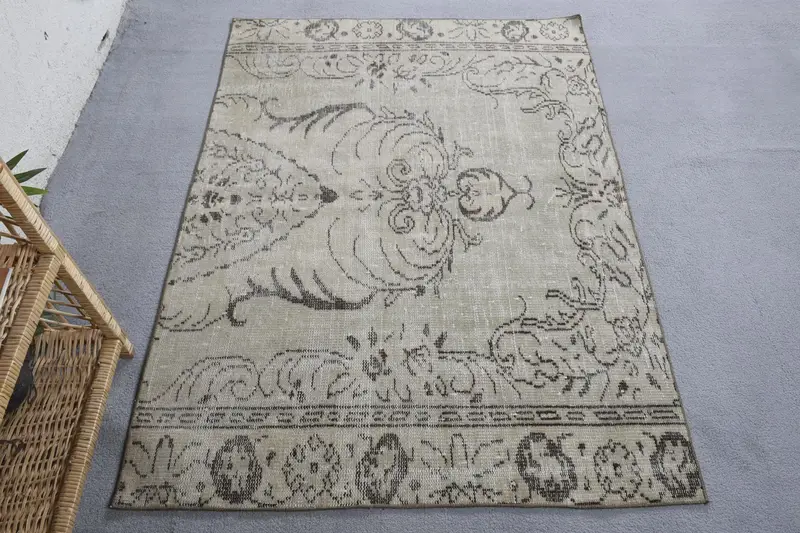 エレガントなベージュ&ブラウンラグ、3.8x5.4フィートのストライプデザイン