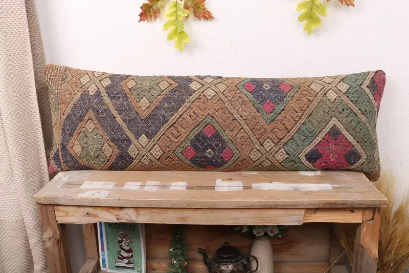 Geometrisches grün-rosa besticktes Kissen, handgemachtes Vintage-Wurfkissen