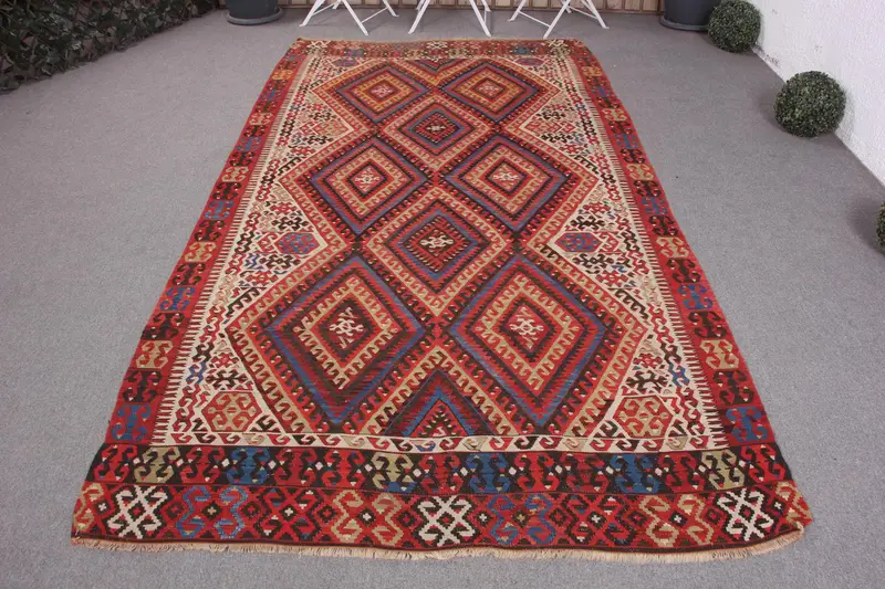 Handgefertigter Teppich mit roten und blauen Punkten, 5,2 x 9,7 Fuß