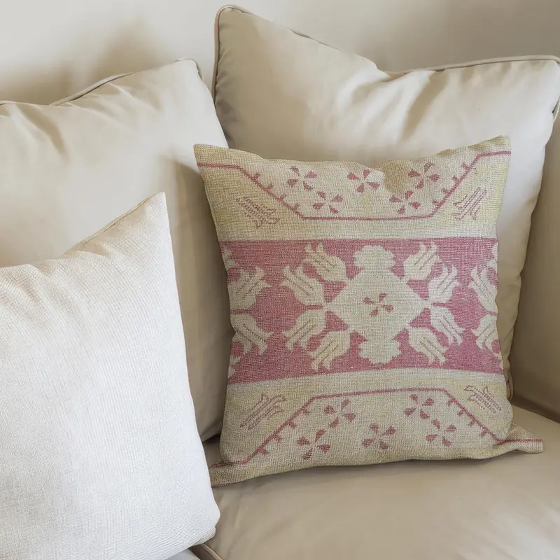 Verblasstes türkisches Kissen mit Blumenmuster, gedämpftes Vintage-Design