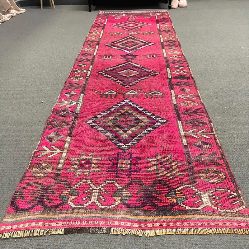 Vintage 3,1x10,5 ft Teppich, türkischer Läuferteppich, rot-schwarzer abstrakter Teppich - 1