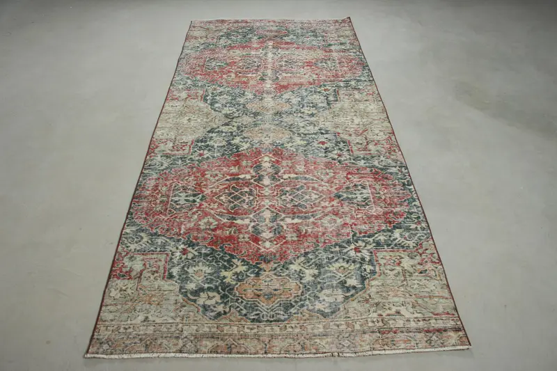 Grüner Patchwork-Teppich, 3,9 x 8,8 Fuß mit roten Akzenten