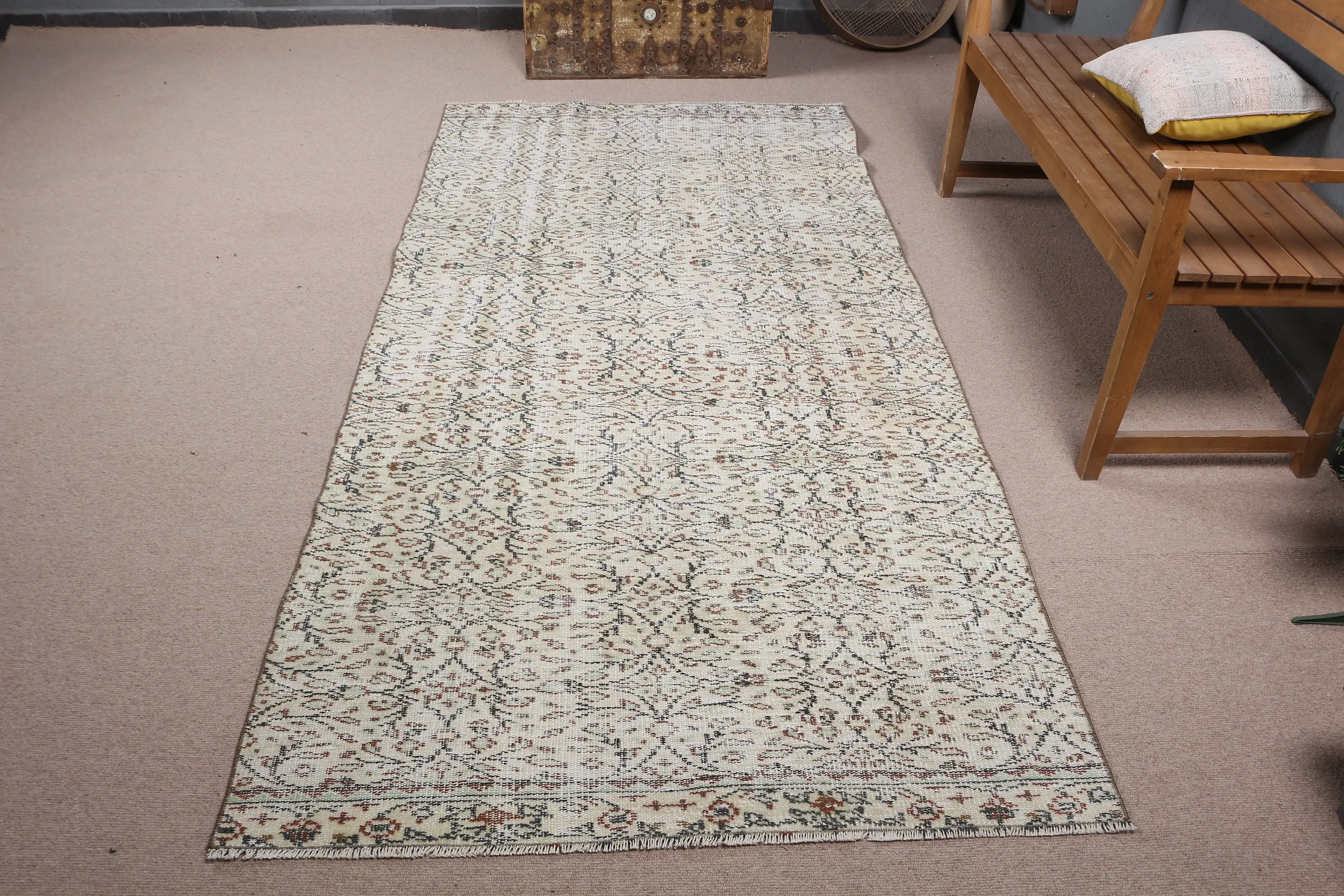 Vintage Alan Halısı 4,1x8,5 ft (124x258 cm), Beyaz Çiçekli Türk Halısı - 1
