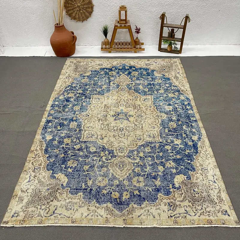 Türkischer Vintage-Teppich, 6,3 x 9,4 Fuß großer Oushak-Teppich, blaubeiger Paisley-Wollteppich - 1
