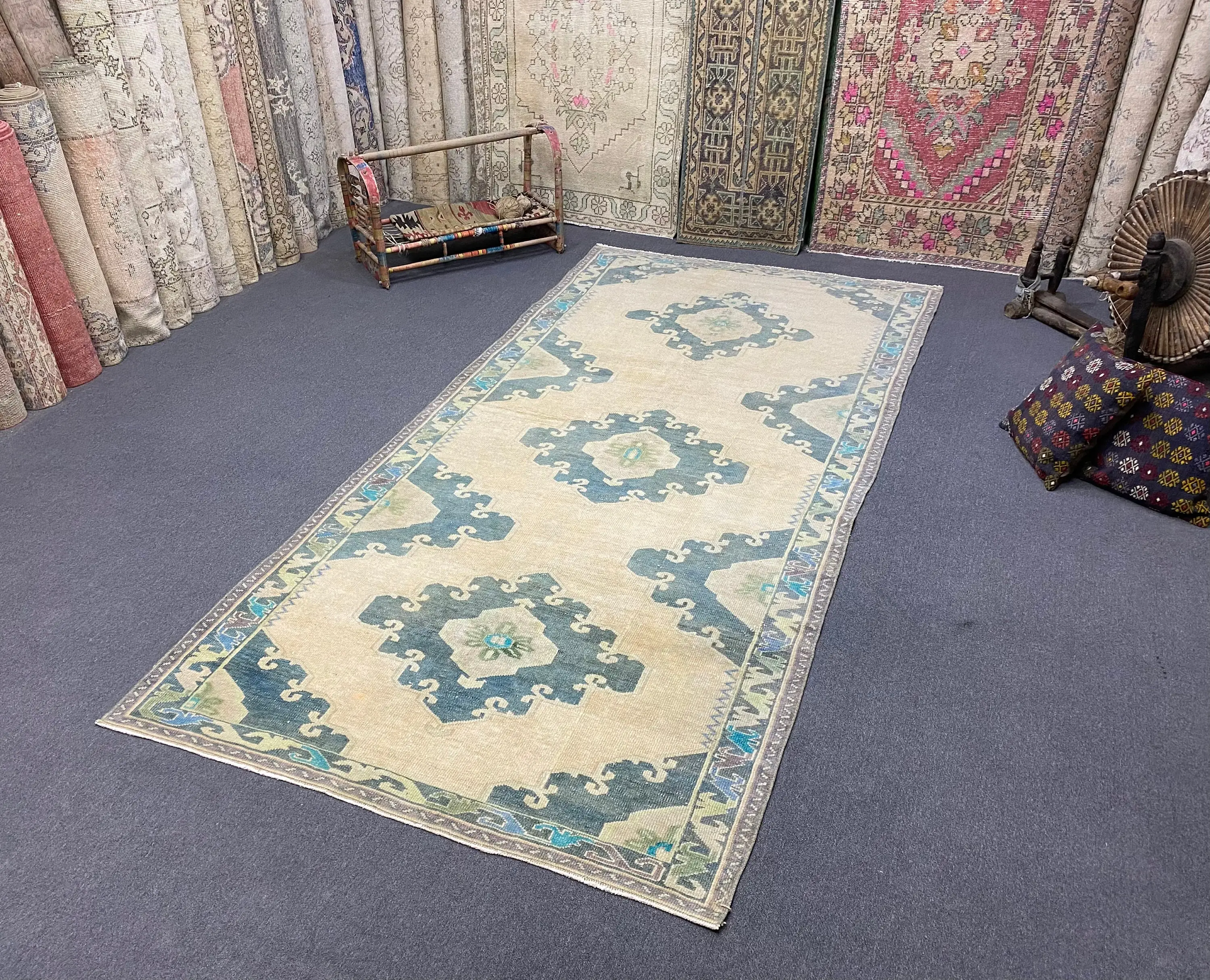 Alfombra turca vintage, alfombra grande de 4,6x10,1 pies, alfombra floral blanca azul - 1