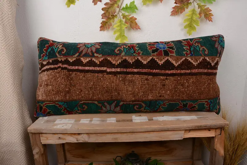 Geometrisches grünes und braunes Kissen, handgefertigtes besticktes Wurfkissen