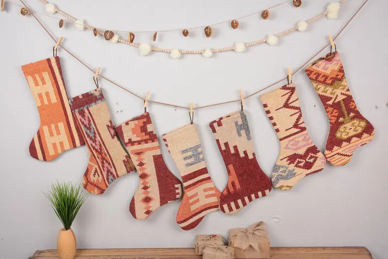 Şenlikli Noel Süsleri Deseni, 7 İnç Geniş Tatil Çorabı