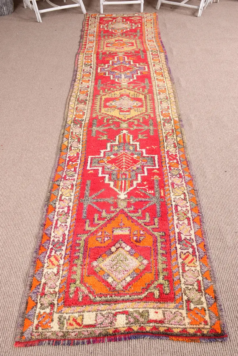 Türkischer Vintage Teppich, 2,7x12,1 ft Herki Teppich, Wollteppich mit roten Pflanzen und Bäumen - 1
