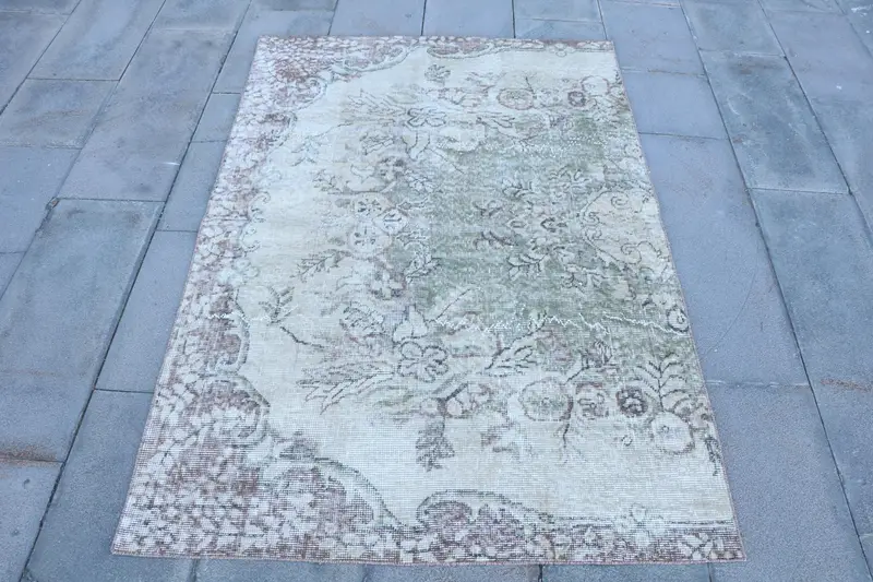 Elegant Beige & Green Rug, 112x164 in Chic Design