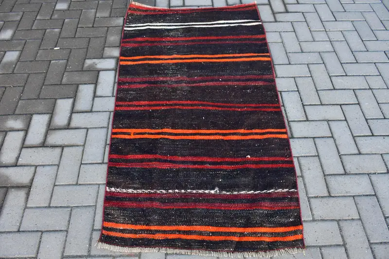 Vintage Kelim Teppich 2,7x5,2 ft (83x160 cm), schwarzer orientalischer türkischer Teppich - 1