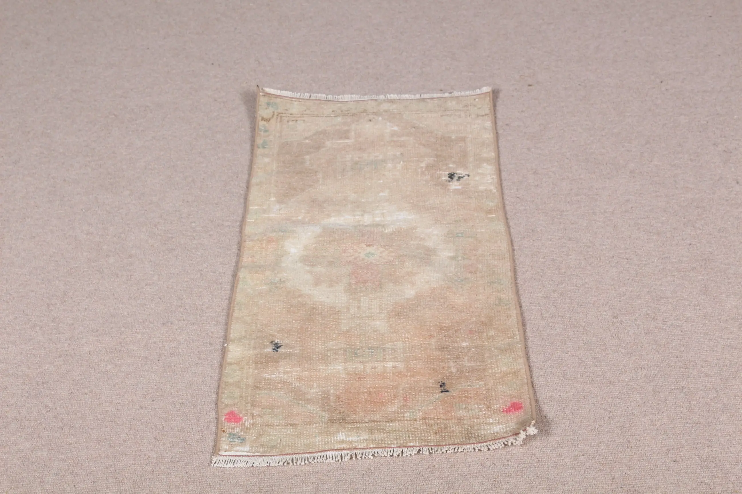 Türkischer kleiner Teppich 1,5 x 3,1 Fuß (47 x 93 cm), Vintage-Wollteppich mit braunem Rand - 1