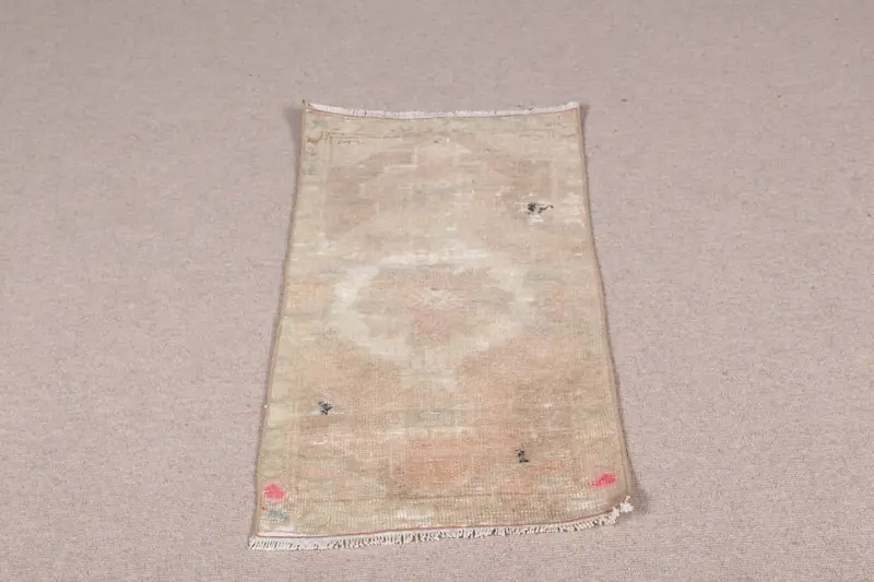 Eleganter beigefarbener Teppich, 1,5 x 3,1 Fuß großes Randdesign