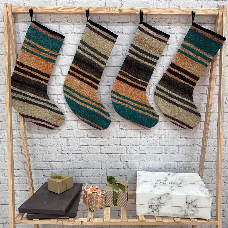 Şenlikli Gri ve Pembe Noel Süs Çorabı, Rahat Tatil Dekoru