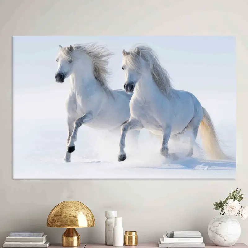 エレガントな白い馬のキャンバス: 冬の雪の農家の装飾