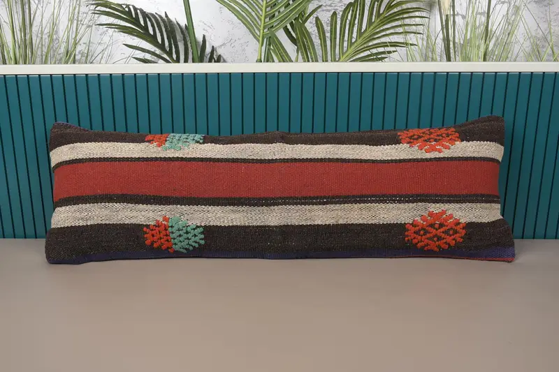 Rot-braun gestreiftes Kissen, besticktes Vintage-Kissen