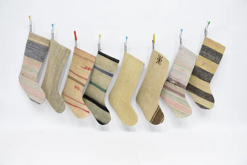 Patrón de adornos navideños beige, calcetín navideño de 22 pulgadas de ancho