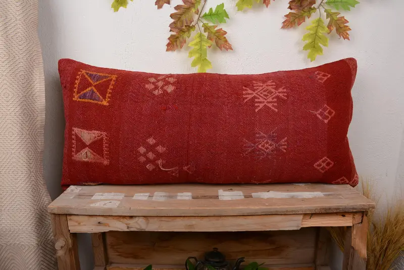 Rot-rosa Blumen besticktes Wurfkissen, handgefertigtes Kissen aus Leinen und Baumwolle