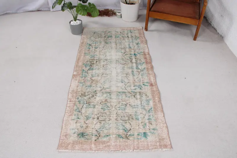 Alfombra verde 2,7x5,7 ft, estampado liso con detalles en naranja