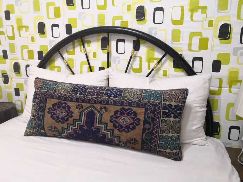 Besticktes geometrisches Kissen in Blau und Grau, handgefertigtes Wollkissen